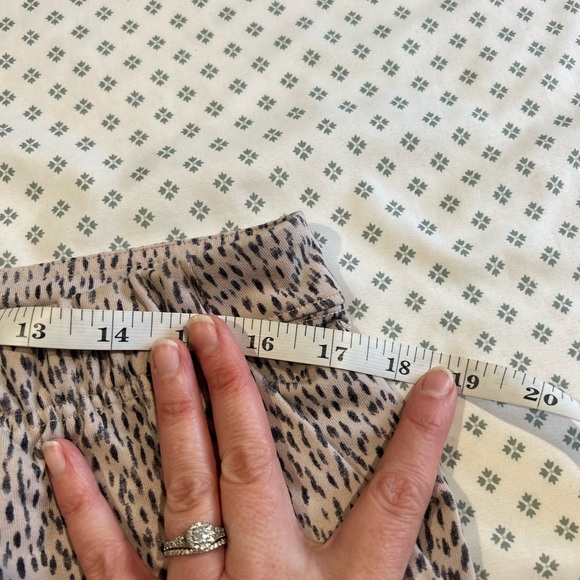 Lululemon cream and black tar cheetah cropped stretch trouser. - Picture 5 of 5